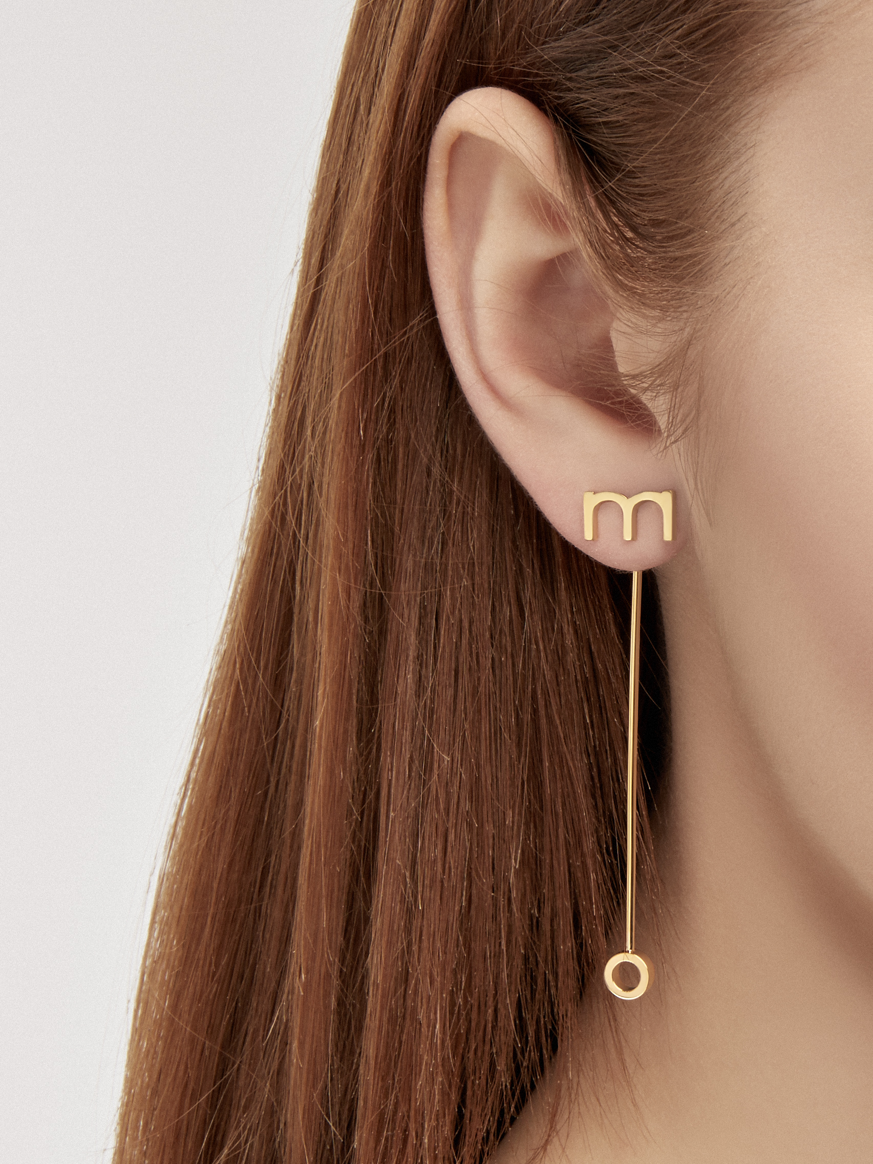 kolczyki me7 gold_2 Złote kolczyki z literkami minimalistyczna biżuteria moie