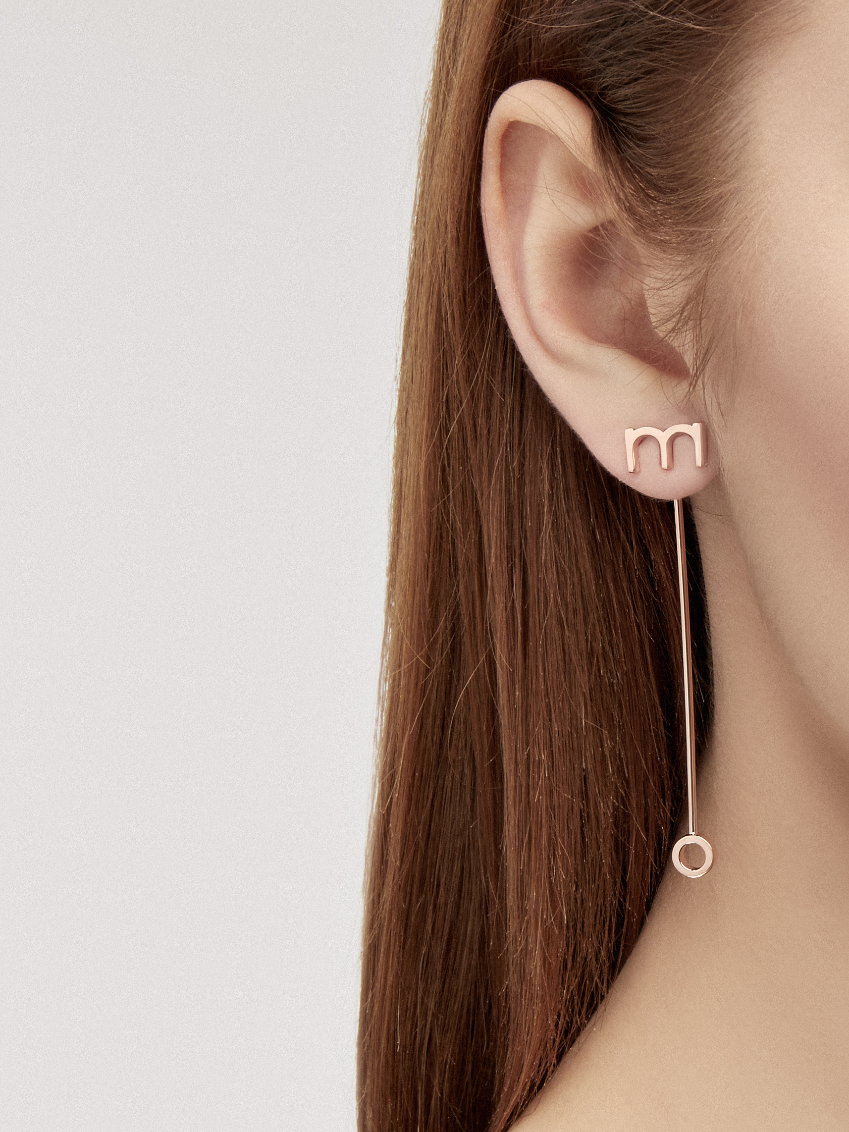 kolczyki me7 rose gold_3 Kolczyki z literkami różowe złoto minimalistyczna biżuteria moie