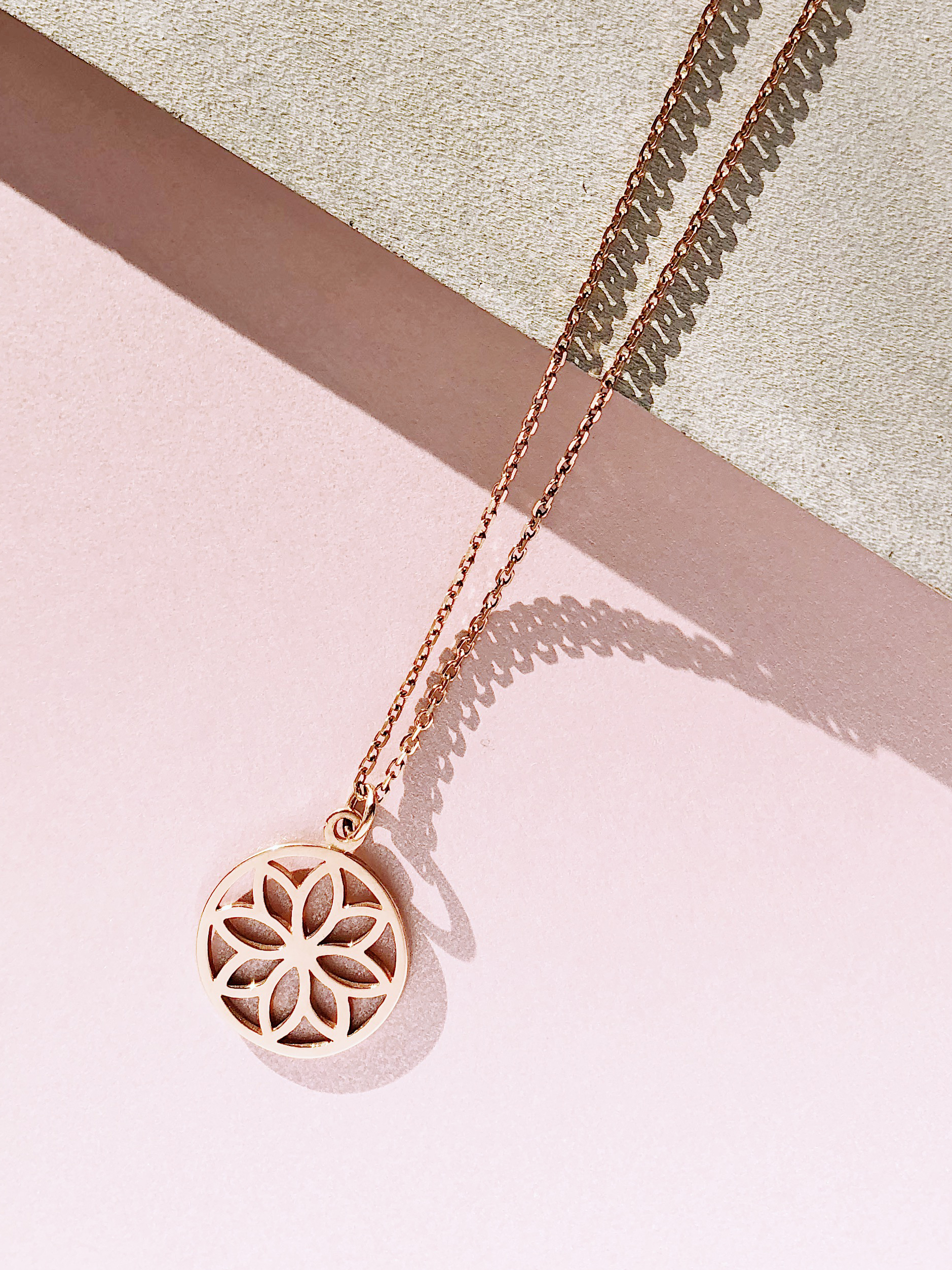 Naszyjnik z zawieszką re2 rose gold różowe złoto minimalistyczna biżuteria moie