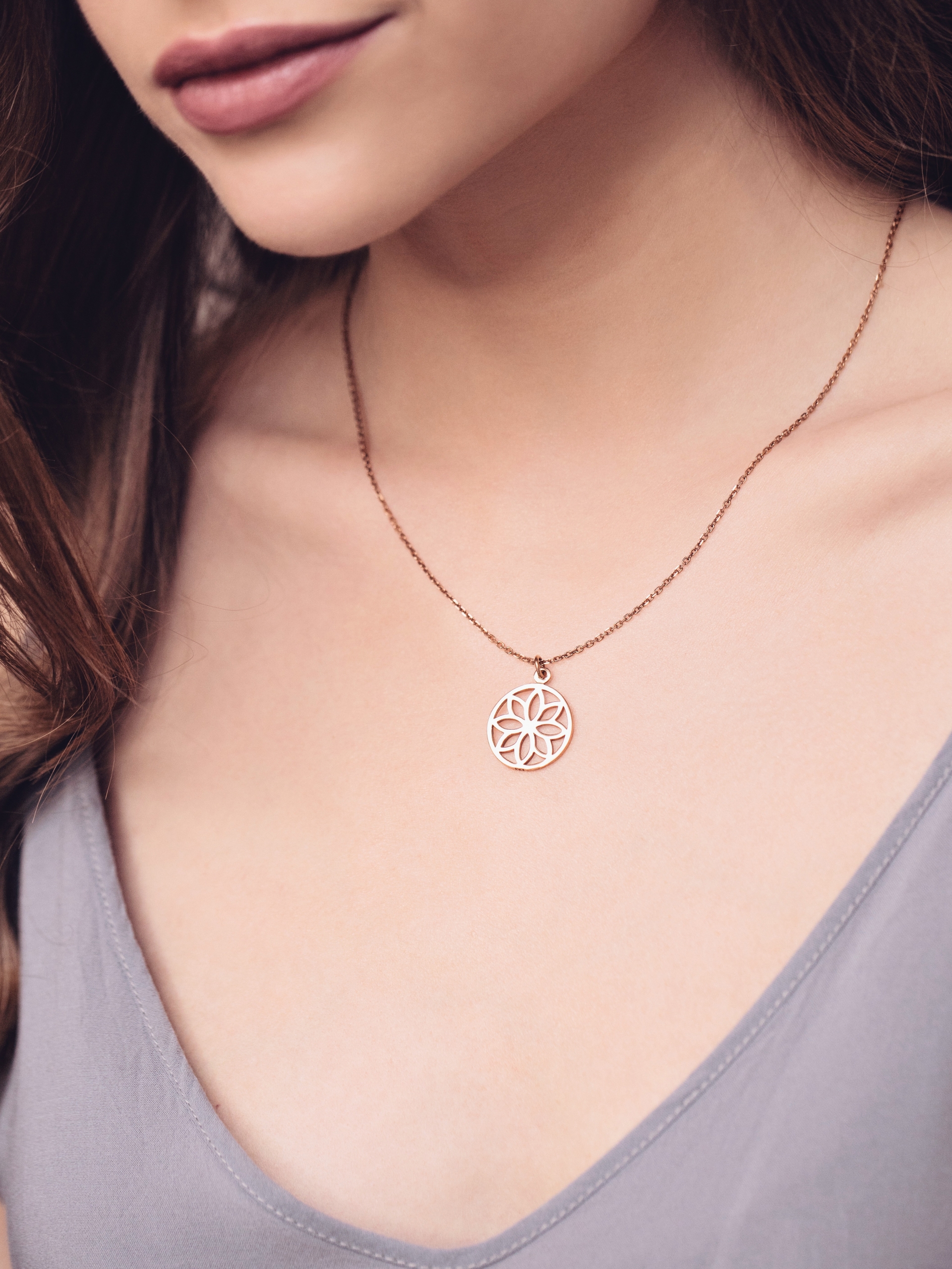 Naszyjnik z zawieszką re2 rose gold różowe złoto minimalistyczna biżuteria moie