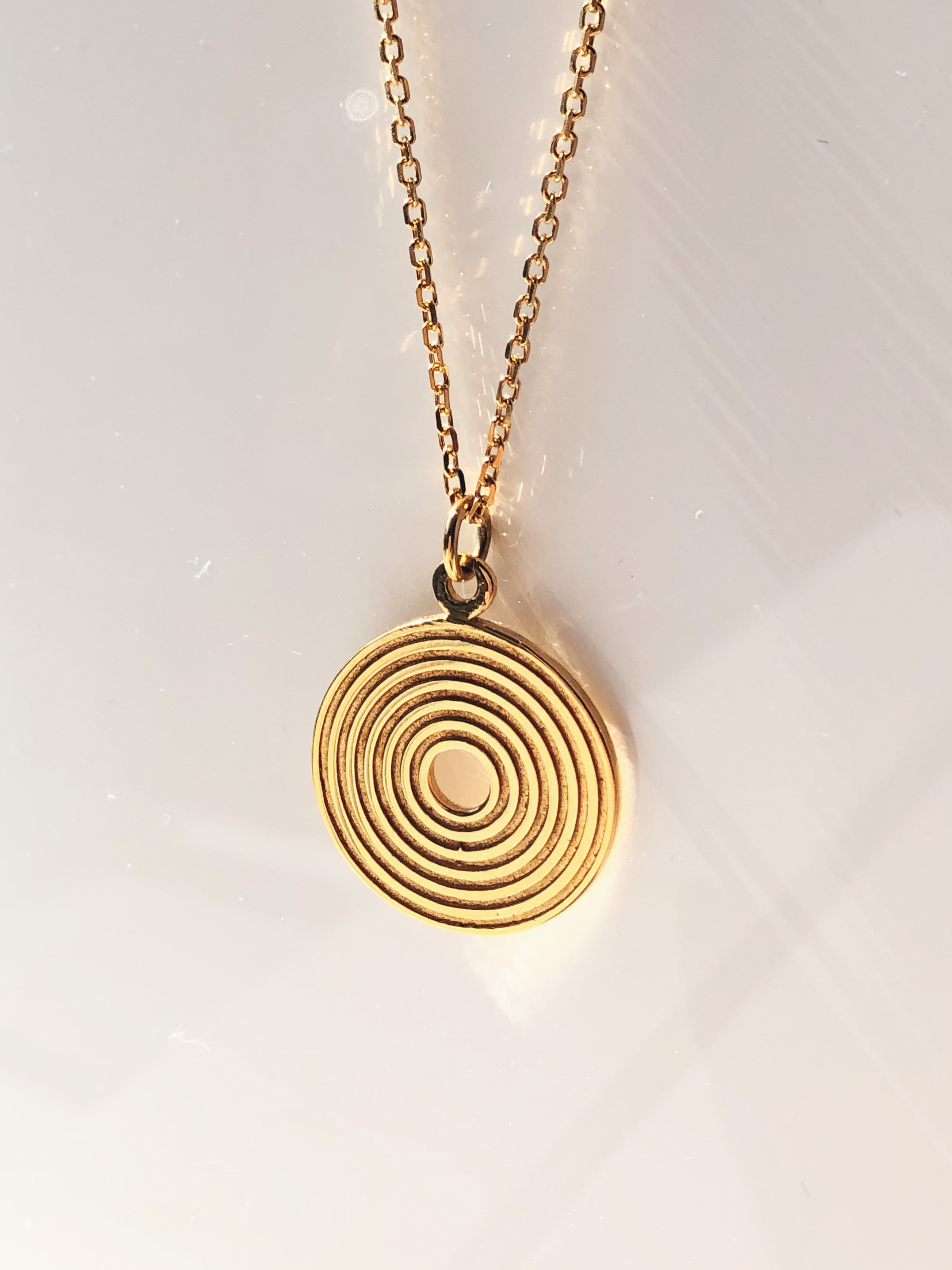 Łańcuszek z medalionem naszyjnik re3 gold złoto minimalistyczna biżuteria moie