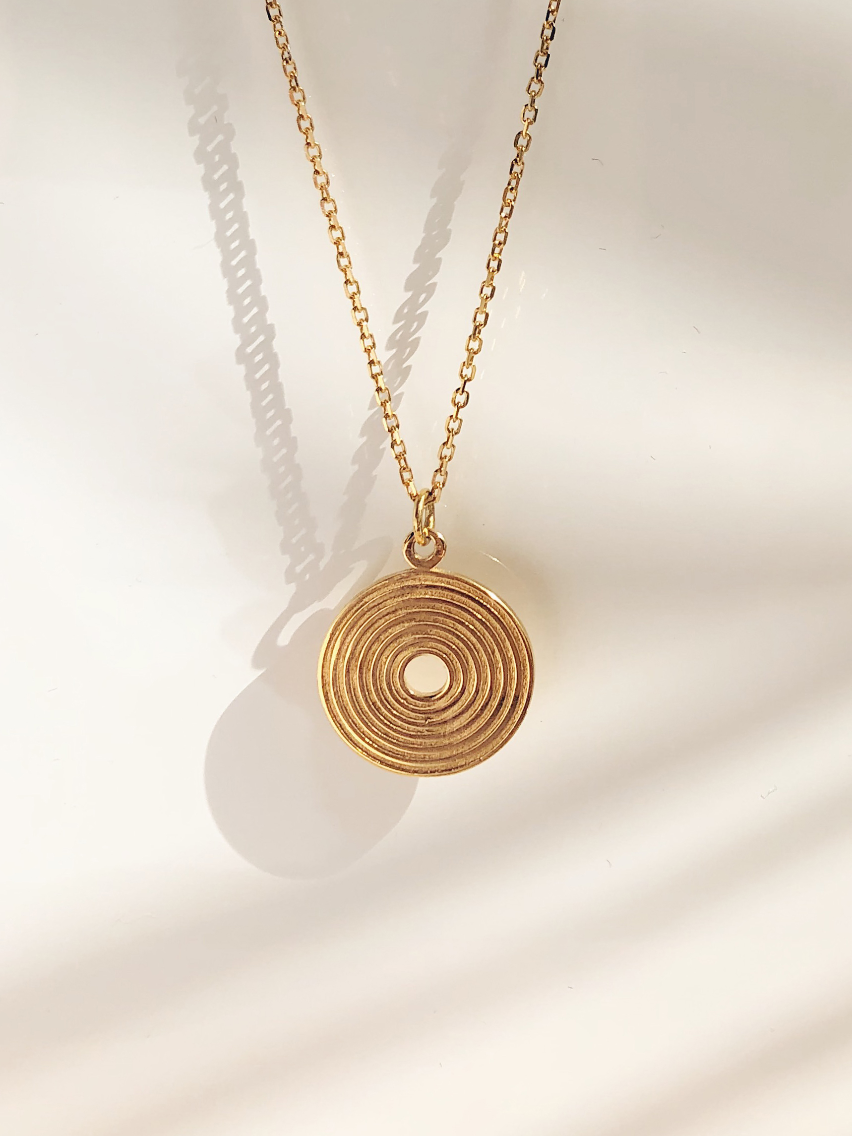 Łańcuszek z medalionem naszyjnik re3 gold złoto minimalistyczna biżuteria moie