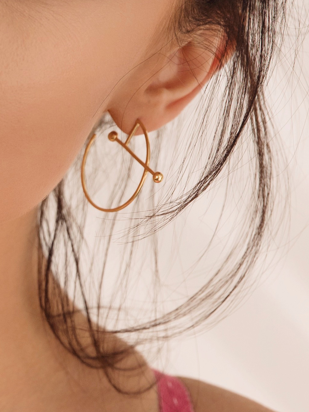 Kolczyki asymetryczne kółka re5 złoto minimalistyczna biżuteria moie