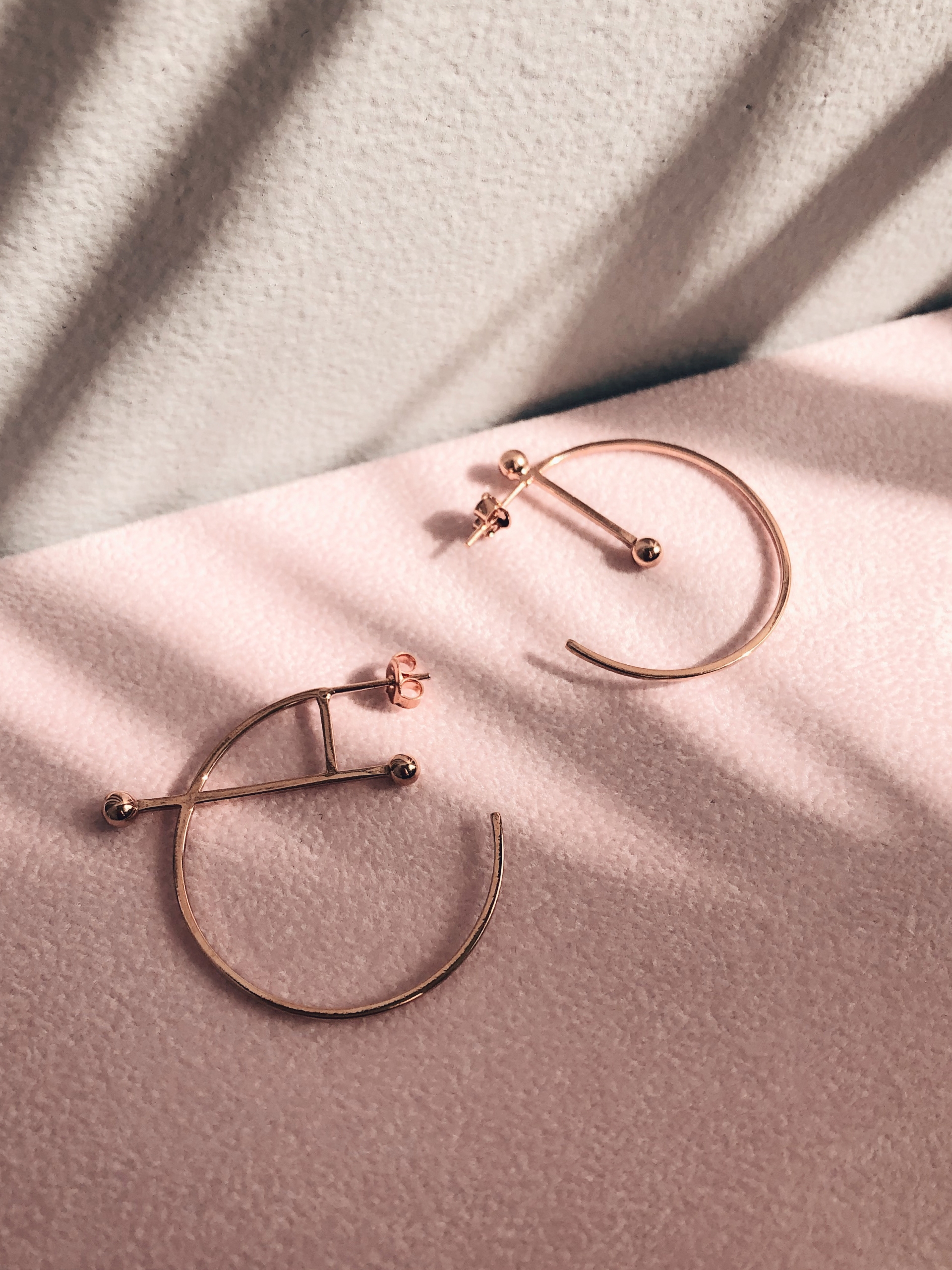 Kolczyki kółka asymetryczne re5 różowe złoto minimalistyczna biżuteria moie