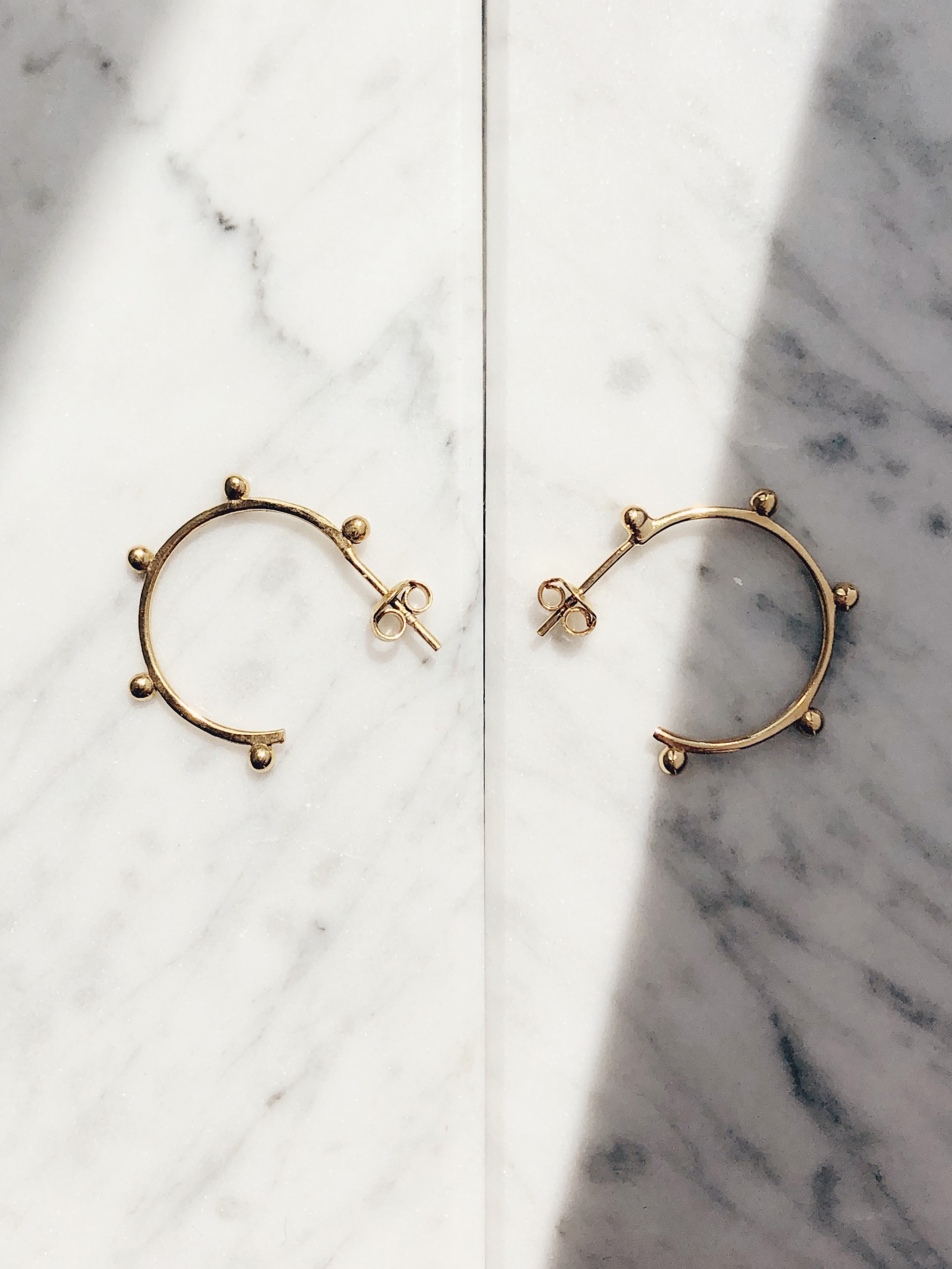 Kolczyki małe kółka re9 gold złoto minimalistyczna biżuteria moie