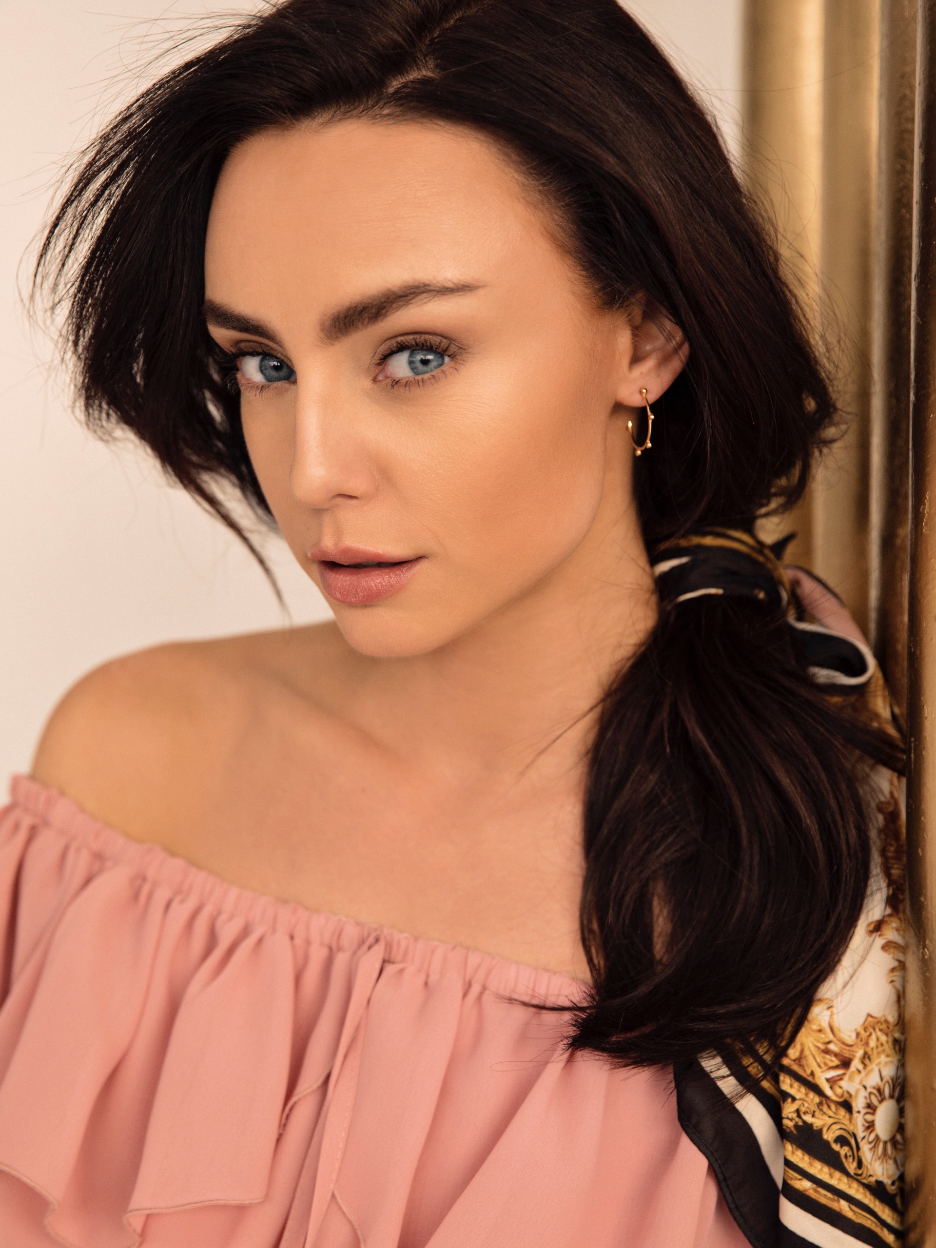 moie Kolczyki małe kółka re9 gold złoto minimalistyczna biżuteria moie